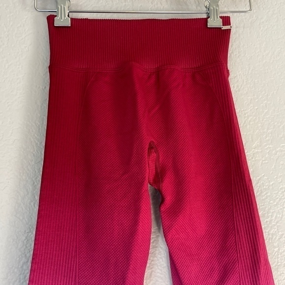 𝅺PINK VICTORIA’S SECRET Color Block Red Pink Textured Leggings XS - Picture 2 of 8